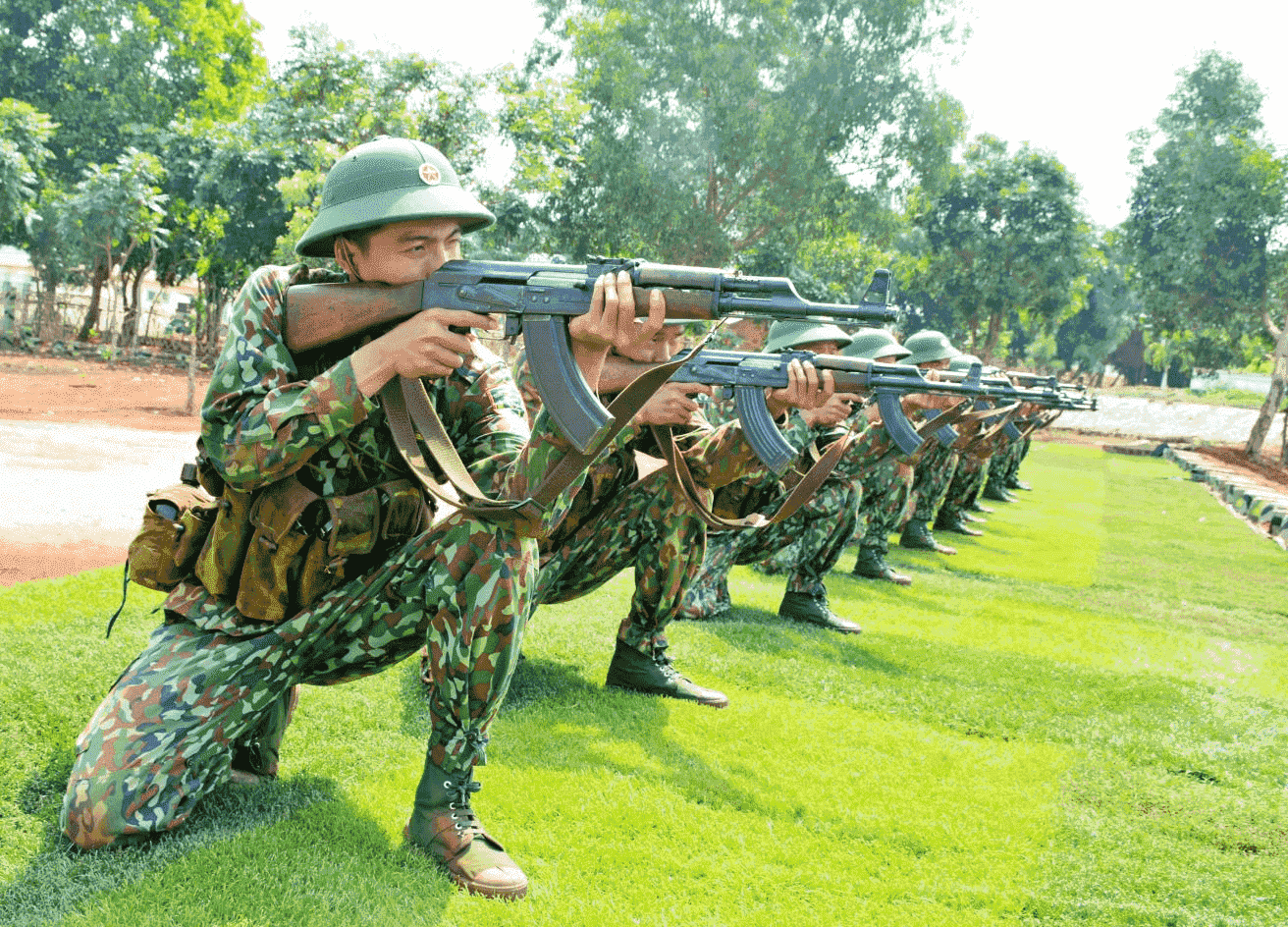 lính bộ đội tập súng